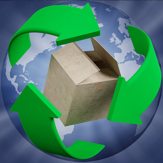 Das Bild zeigt einen Karton vor einer Welkugel mit grünen Pfeilen, welches den Recycling Kreislauf des Kartons mit AIT ReBox Check darstellen soll