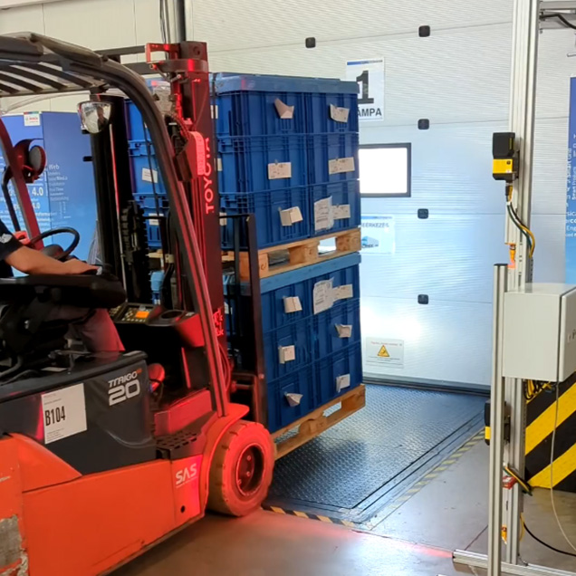 Gabelstapler fährt durch AIT SmartGate