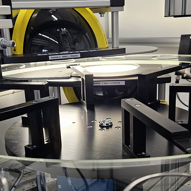 Das Bild zeigt AIT Orbit, das Glasdrehteller Prüfsystem für flache, lagestabile Bauteile