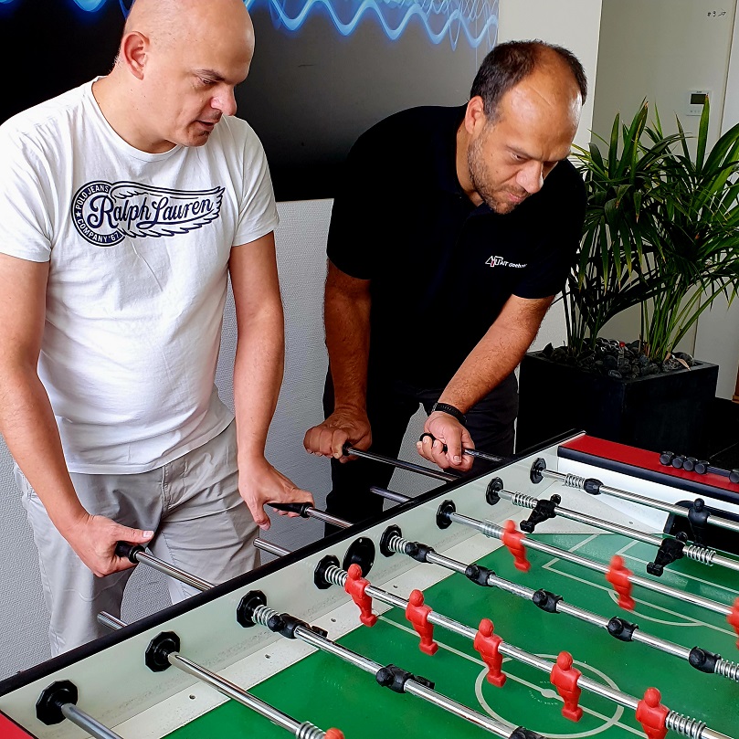AIT Mitarbeiter beim Tischkickern