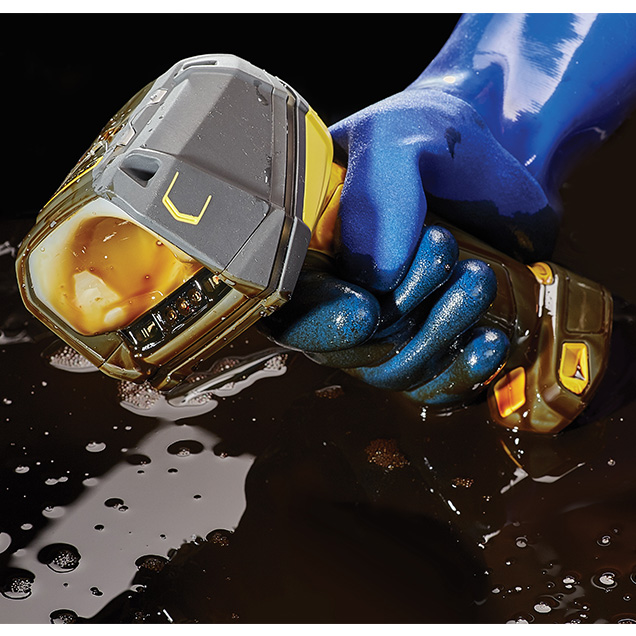 Cognex DataMan 8700 mit Hand in Öllache