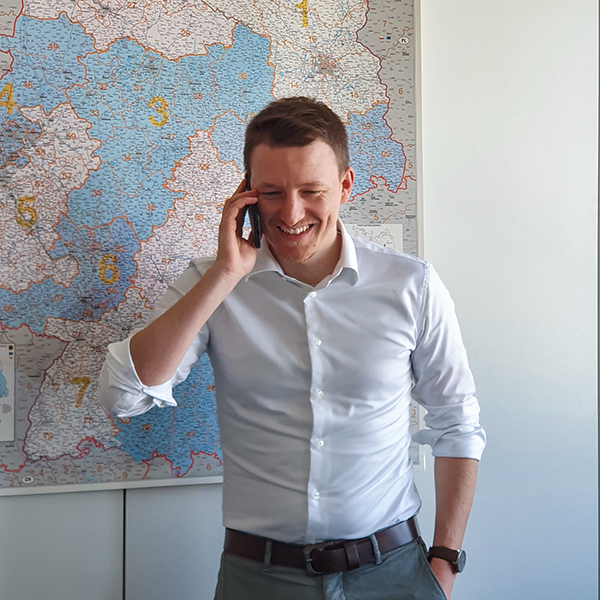 AIT Mitarbeiter beim Telefonieren