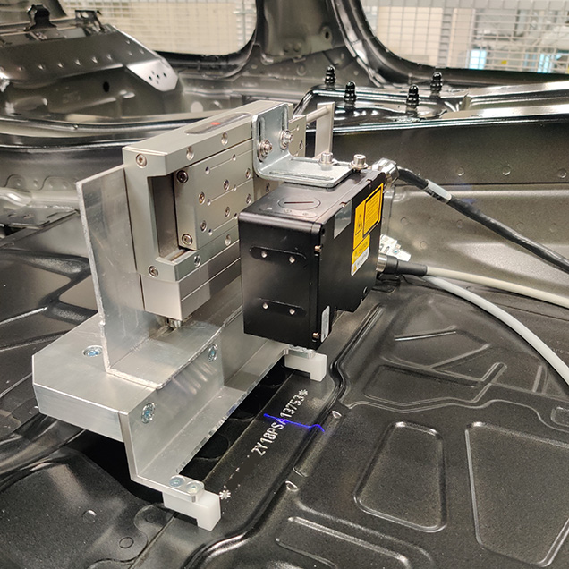 Bild zeigt die Prüfung der FIN Prägetiefe eines Fahrzeugs